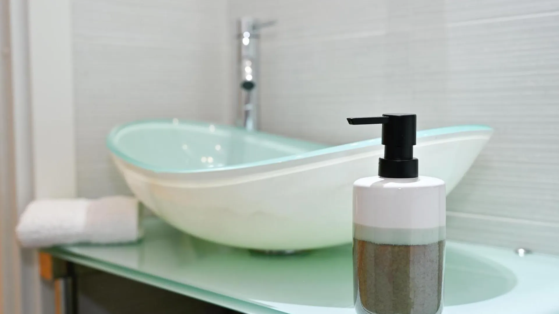 App 2Rooms Letto Matrimoniale, Letto Singolo, Divanoletto Matrimoniale La Casa Di Hellen Milano Como Fiera Mxp Saronno Monza