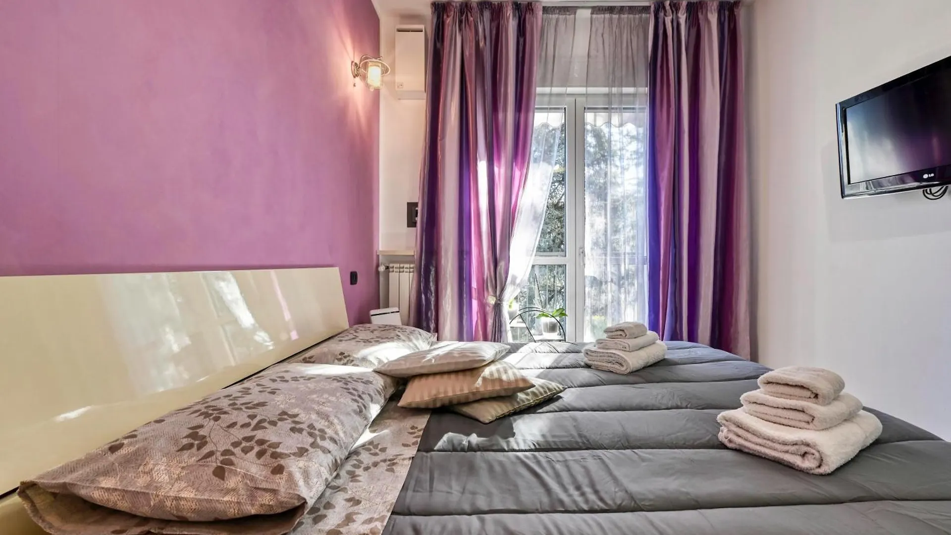 App 2Rooms Letto Matrimoniale, Letto Singolo, Divanoletto Matrimoniale La Casa Di Hellen Milano Como Fiera Mxp Saronno Monza Italy