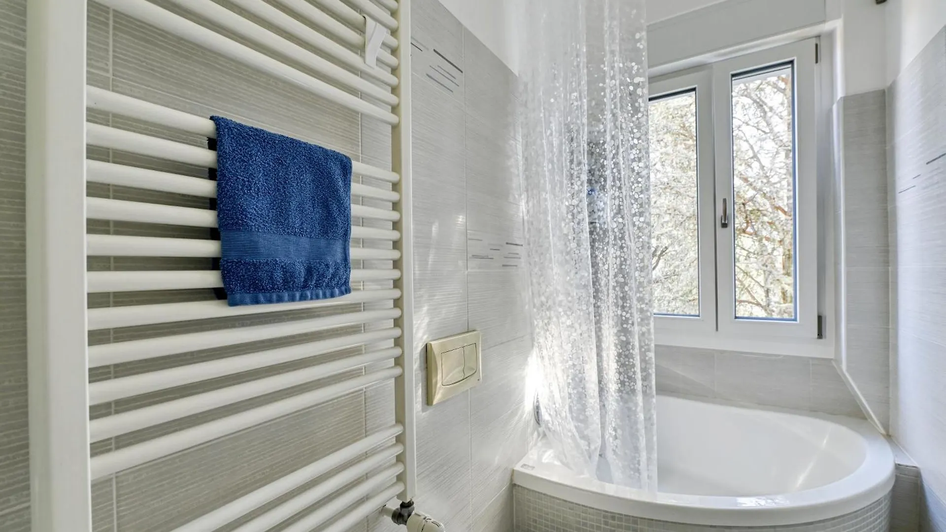 App 2Rooms Letto Matrimoniale, Letto Singolo, Divanoletto Matrimoniale La Casa Di Hellen Milano Como Fiera Mxp Saronno Monza 0*,